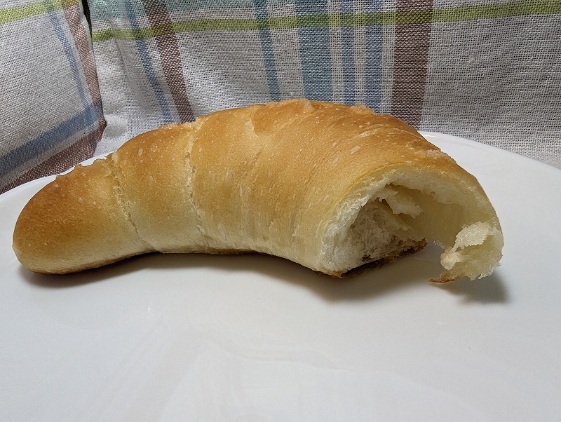 日南市の手作りパン工房ふわりで購入して自宅で食べた「塩パン」3