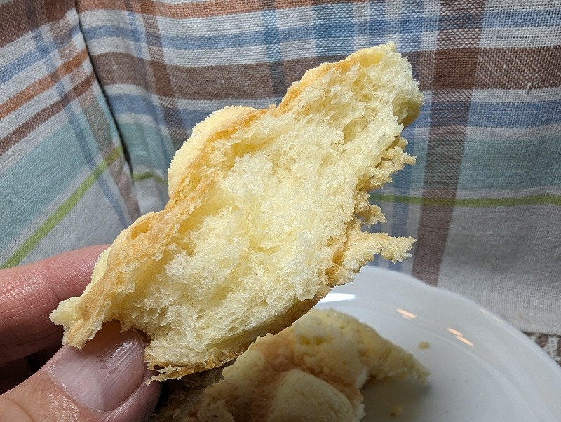 日南市の手作りパン工房ふわりで購入して自宅で食べた「さくさくメロンパン」2