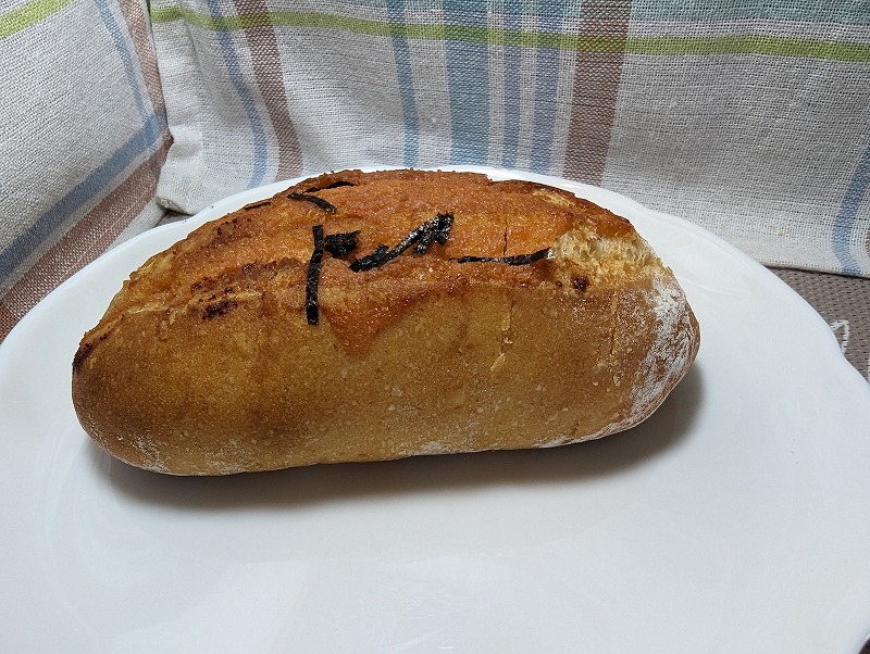 日南市の手作りパン工房ふわりで購入して自宅で食べた「天然酵母明太子ぱん」1