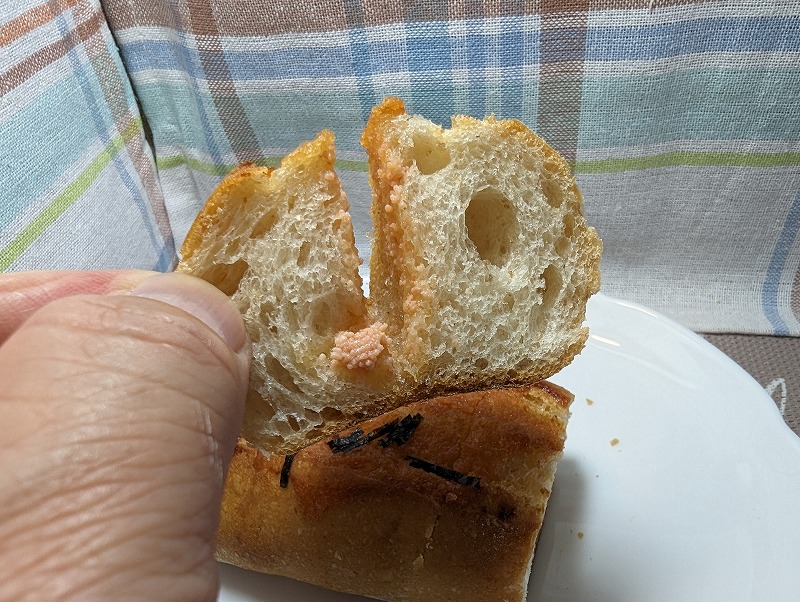 日南市の手作りパン工房ふわりで購入して自宅で食べた「天然酵母明太子ぱん」2