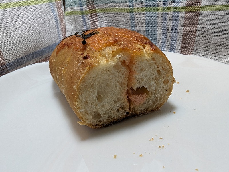 日南市の手作りパン工房ふわりで購入して自宅で食べた「天然酵母明太子ぱん」3