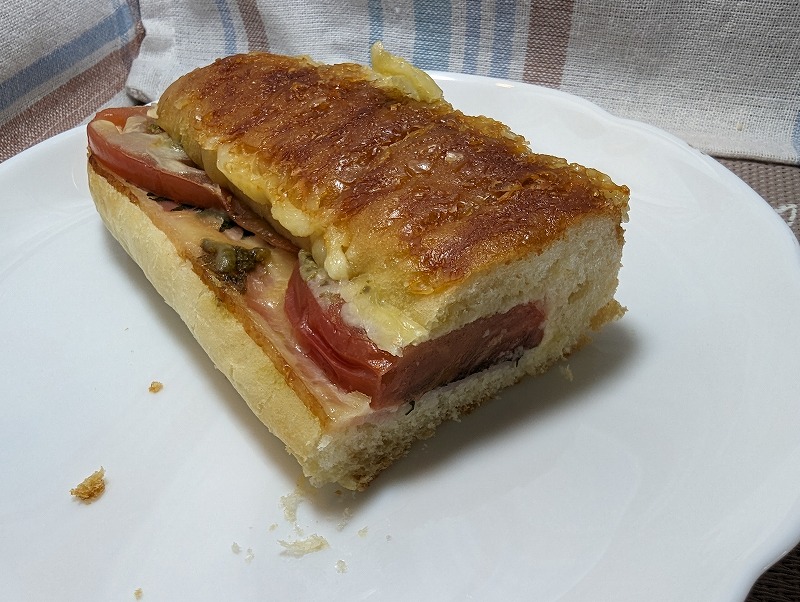 日南市の手作りパン工房ふわりで購入して自宅で食べた「カリカリチーズのふわり風パニーニ」3