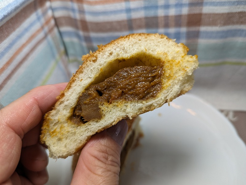 日南市の手作りパン工房ふわりで購入して自宅で食べた「焼きカレーパン」2