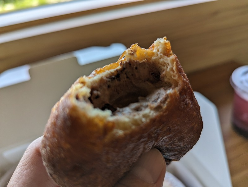 snow peak cafe 都城で購入して食べたドーナツ「カカオクリーム」1