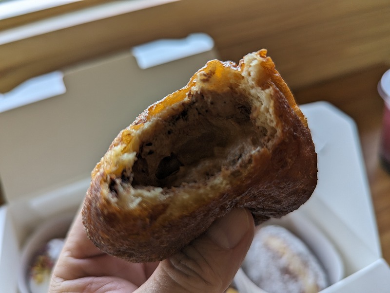 snow peak cafe 都城で購入して食べたドーナツ「カカオクリーム」2