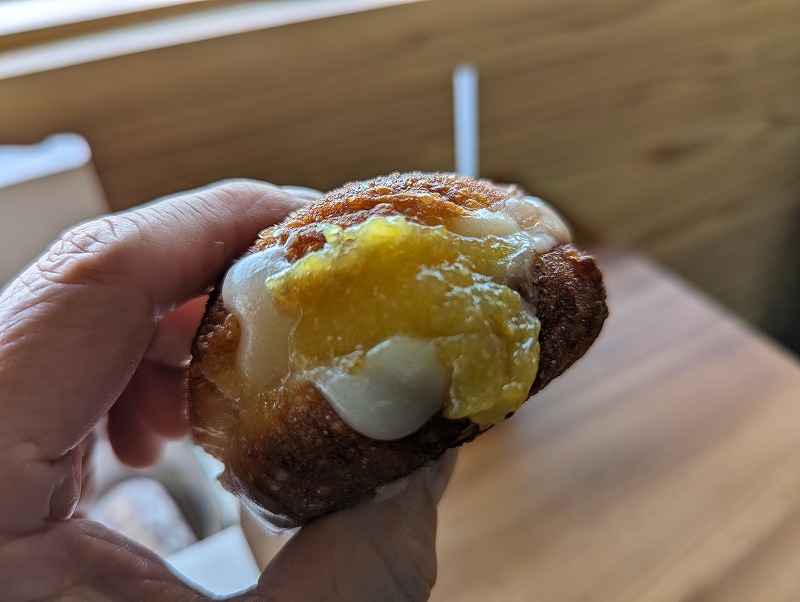 snow peak cafe 都城で購入して食べたドーナツ「日南レモンクリーム」1