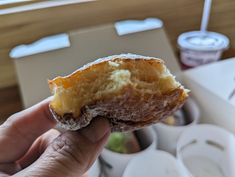 snow peak cafe 都城で購入して食べたドーナツ「プレーン」2