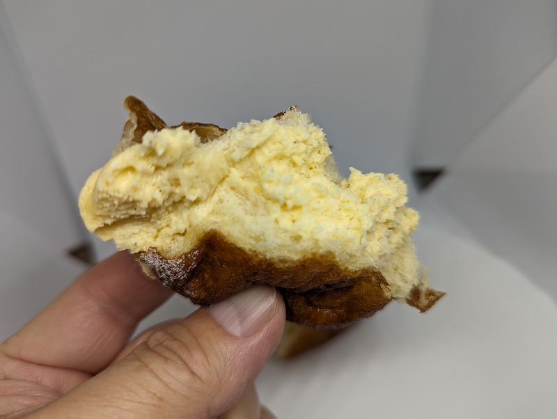 snow peak cafe 都城で購入して食べたドーナツ「カスタードクリーム」3