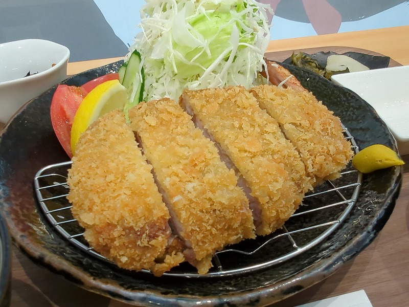 都城市の「かつ屋長治」で食べた厚切りロースかつ定食1