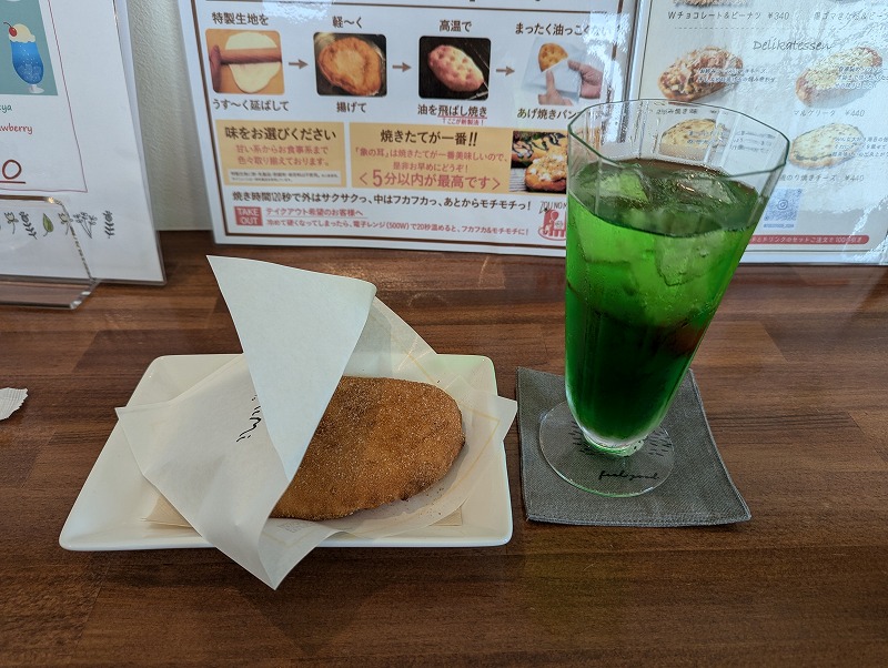 宮崎市の喫茶tocotocoで食べた優しいシナモンシュガーとメロンソーダ